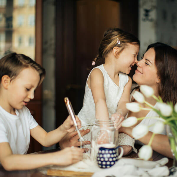 Frau mit zwei Kindern beim Backen