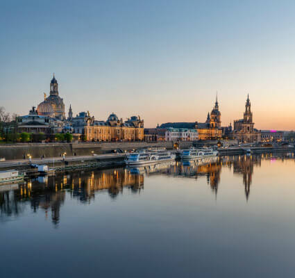 Blick auf Dresden von der Elbe aus